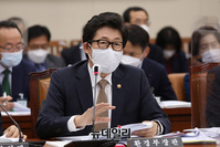 [포토] 질문에 답하는 조명래 환경부장관