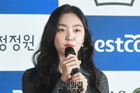 [포토] 인사말하는 김혜준, 밝게 빛나는 미모