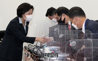 [포토] 공수처장 추천위원들과 악수 나누는 추미애 장관