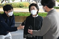 [포토] 패스트트랙 재판 출석하는 이은재 전 의원