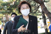 [포토] 패스트트랙 관련 법원 출석하는 김정재 의원