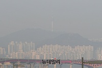 [포토] 수도권 초미세먼지 농도 '나쁨'..뿌옇게 보이는 남산타워