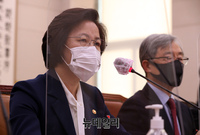 [포토] 답변하는 추미애 법무부 장관