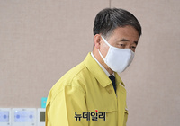 [포토] 사회적거리두기 1.5단계 격상, 입장하는 박능후 장관