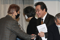 [포토] 참석자들과 인사 나누는 이낙연 더불어민주당 대표