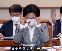 [포토] 안경 고쳐쓰는 추미애 법무부 장관