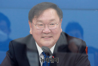 [포토] 기자들의 질문에 답하는 김태년 원내대표