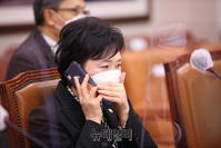 [포토] 통화하는 김현미 국토부장관