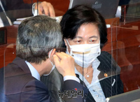 [포토] 본회의장서 만난 추미애-이인영