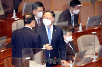 [포토] 대화 나누는 홍남기 부총리와 홍영표 의원