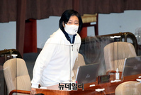 [포토] 청바지 차림으로 등장한 박영선 중소벤처기업부 장관