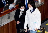 [포토] 회의장 떠나는 김현미-박영선