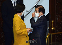 [포토] 손 마주 잡은 박병석 의장과 강은미 원내대표