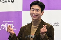 [포토] 윤현민 "양손 하트 받으세요"