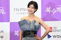 [포토] 배우 유선, 시원하게 드러낸 어깨