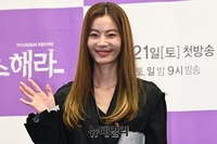 [포토] 반갑게 손인사 하는 윤소이