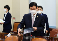 [포토] 행안위 출석하는 진영 장관