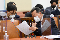 [포토] 보좌진과 대화 나누는 황서종 인사혁신처장