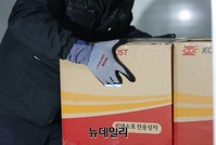 [포토] '집배원·택배기사 고충 던다' 우체국 소포상자에 생긴 구멍손잡이