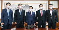 [포토] 한자리에 모인 국회의장과 여야 원내대표