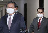 [포토] 입장하는 전해철 위원장과 박지원 원장