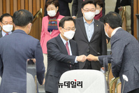 [포토] 입장하는 주호영 국민의힘 원내대표