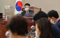 [포토] 회의 주재하는 윤호중 국회 법사위원장