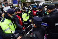 [포토] 경찰과 충돌하는 민노총