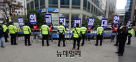 [포토] 민노총, 9명씩 '쪼개기 집회' 강행