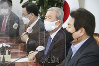 [포토] 긴급 기자회견 갖는 김종인 국민의힘 비대위원장