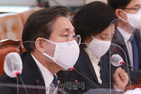 [포토] 국회 출석한 성윤모 산업통상자원부 장관