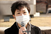 [포토] 윤석열 직무배제에 청와대서 1인시위 하는 이언주 