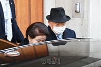 [포토] 자택 나서는 전두환, 오늘 광주서 명예훼손 1심 선고