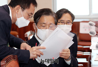 [포토] 보좌진과 대화 나누는 성윤모 장관