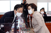 [포토] 대화 나누는 성윤모·김정재