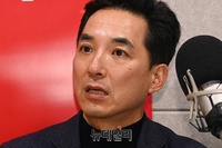 [포토] 부산시장 보궐선거 출마한 박민식 “활력 넘치는 젊은 부산 만들것”