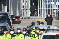 [포토] 경찰, 화염병 투척 관련 사랑제일교회 압수수색