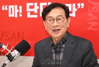 [포토] 부산시장 보궐선거 승리 의지 밝히는 유재중