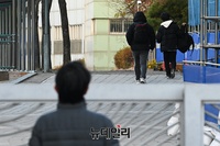 [포토] 2021학년도 수능, 수험생 바라보는 학부모