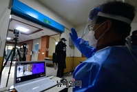 [포토] 수능 시험장 입장 전 발열체크는 필수