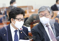 [포토] 대화 나누는 조명래·이재갑