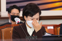 [포토] 피곤한 김현미 국토교통부장