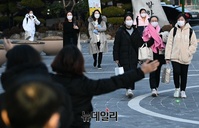 [포토] 수험생 반기는 학부모 "우리딸 수고했어"