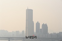 [포토] 전국 대부분 미세먼지 '나쁨'.. 뿌옇게 보이는 여의도