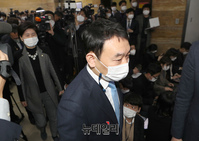 [포토] 법안심사 소위 입장하는 백혜련·김용민 