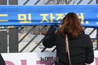 [포토] 연세대 2021학년도 논술고사, 수험생 기다리는 학부모