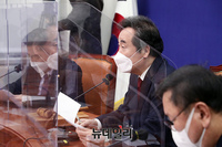 [포토] 회의 주재하는 이낙연 더불어민주당 대표