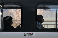 [포토] 거리두기 2.5단계 격상, 모든 열차 '창측 좌석'만 발매