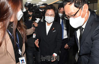 [포토] 이동하는 추미애 법무부 장관