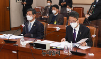 [포토] 법사위 출석한 이용구 차관과 김인겸 차장
